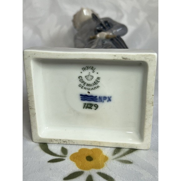 ROYAL COPENHAGEN Denmark #1129 The Sandman With Umbrella - Picture 8 of 9